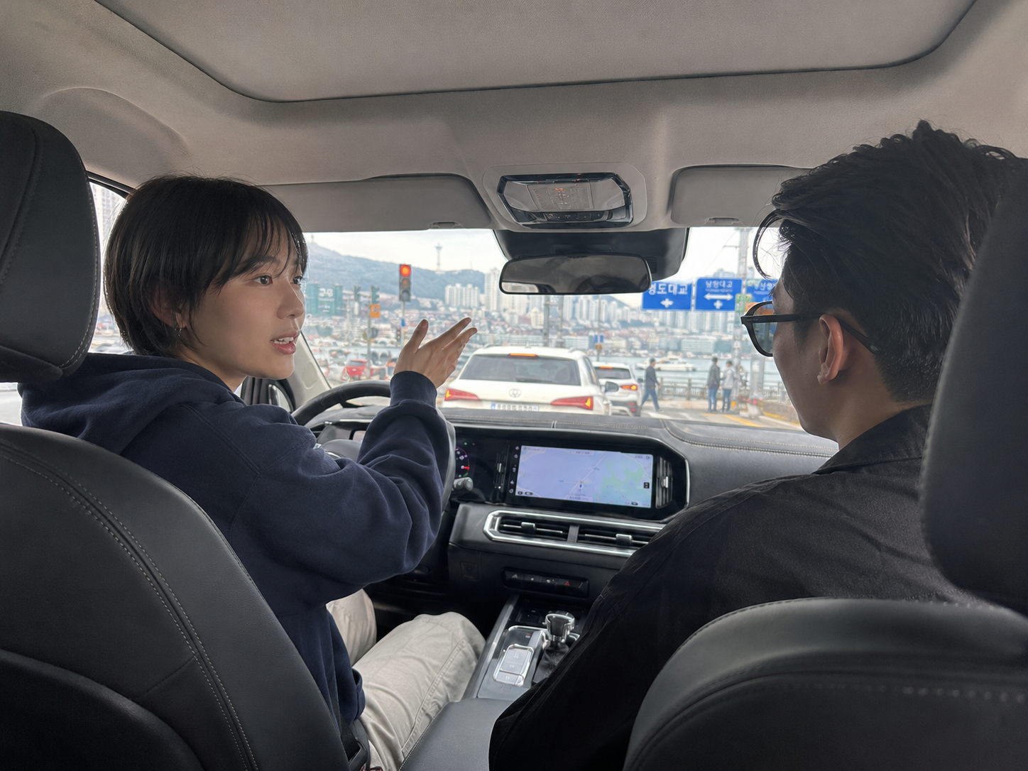 熟悉城市的人在车内介绍本地环境。